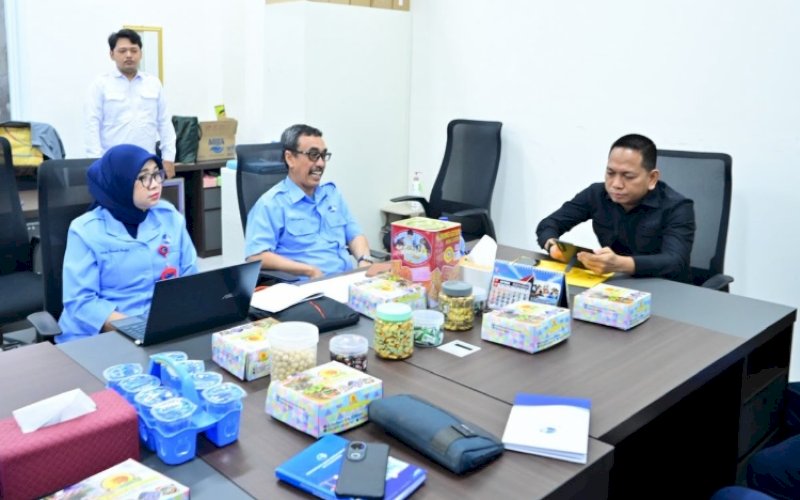 RAPAT. Plt Direktur Utama Perumda Air Minum Kota Makassar Andi Syahrum Makkuradde bersama Plt Direktur Keuangan Perumda Air Minum Kota Makassar menghadiri rapat kerja dengan Komisi B DPRD Kota Makassar di Kantor DPRD Kota Makassar, Senin (14/9/2026). foto: istimewa