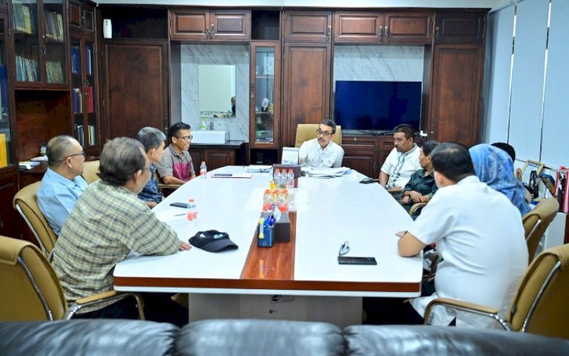 PERTEMUAN. Plt Direktur Utama Perumda Air Minum Kota Makassar, Andi Syahrum Makkuradde, menerima kunjungan perwakilan purnabakti PDAM Kota Makassar di Kantor Perumda Air Minum Kota Makassar, Rabu (23/9/2026). foto: istimewa