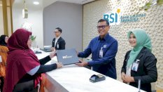 Hari Pelanggan Nasional, Dirut BSI Sambut dan Layani Nasabah Dengan Sepenuh Hati