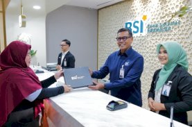Hari Pelanggan Nasional, Dirut BSI Sambut dan Layani Nasabah Dengan Sepenuh Hati