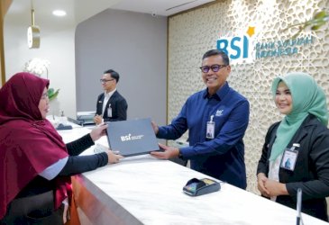 Hari Pelanggan Nasional, Dirut BSI Sambut dan Layani Nasabah Dengan Sepenuh Hati