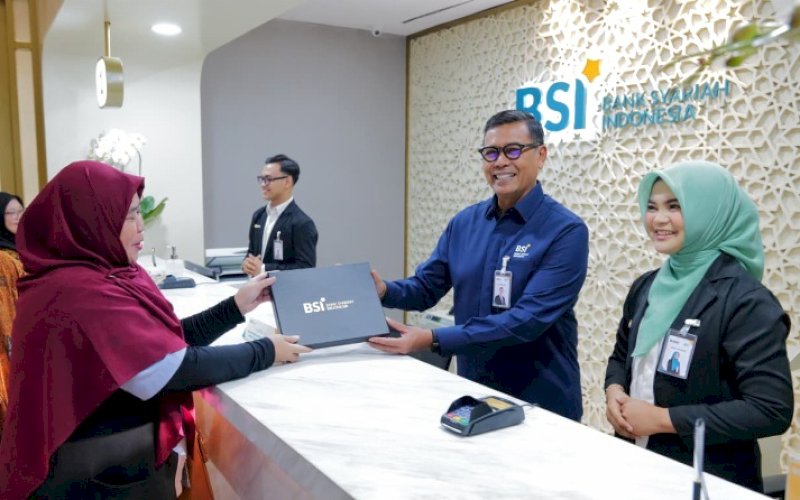LAYANI NASABAH. Direktur Utama PT Bank Syariah Indonesia (Persero) Tbk (BSI), Anggoro Eko Cahyo (tengah), didampingi petugas frontliner, melayani seorang nasabah wanita dengan senyum ramah di Kantor Cabang BSI Jakarta The Tower, dalam rangka memperingati Hari Pelanggan Nasional 2026, Jumat (4/9/2026). foto: istimewa