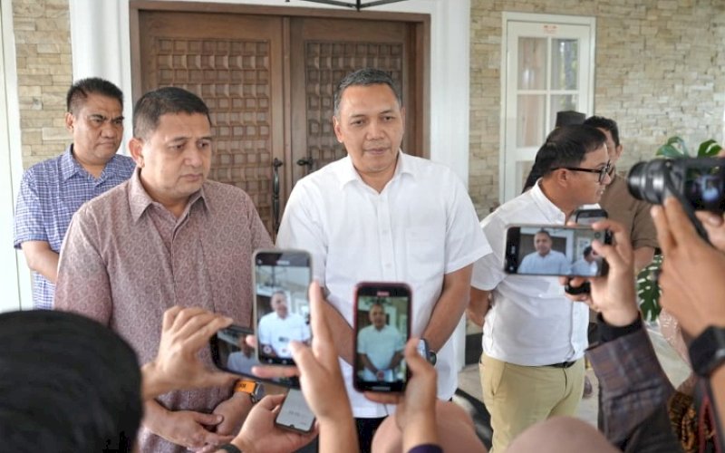 BERI KETERANGAN. Direktur Pemasaran Ritel PT Pertamina Patra Niaga Eko Ricky Susanto didampingi Wali Kota Makassar Munafri Arifuddin memberikan keterangan kepada media di Rumah Jabatan Wali Kota Makassar, Minggu (13/9/2026). foto: istimewa