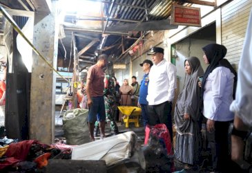 Kebakaran Asrama Mattoanging TNI, Munafri Arifuddin Temui Korban dan Serahkan Bantuan