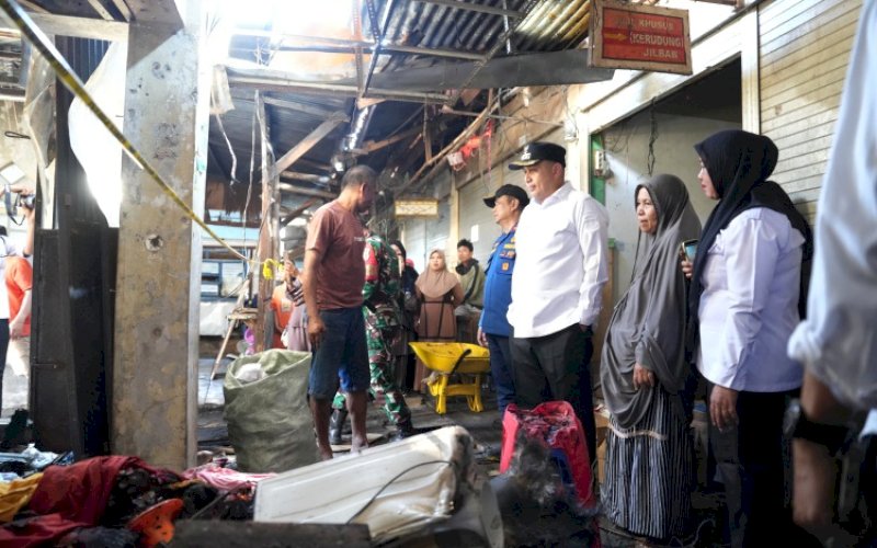 PENINJAUAN. Wali Kota Makassar, Munafri Arifuddin, meninjau posko pengungsian korban kebakaran di kawasan Asrama Mattoanging TNI di Jalan Opu Daeng Risadju, Kelurahan Pabatang, Kecamatan Mamajang, Kota Makassar, Rabu (2/9/2026). foto: istimewa