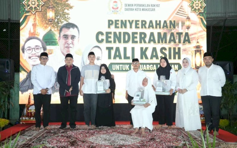 DOA BERSAMA. Wali Kota Makassar, Munafri Arifuddin, menghadiri Peringatan Maulid Nabi Besar Muhammad SAW yang dirangkaikan dengan doa bersama untuk mengenang satu tahun tragedi 29 Agustus 2025 di Lapangan Tenis DPRD Makassar, Selasa (1/9/2026) malam. foto: istimewa