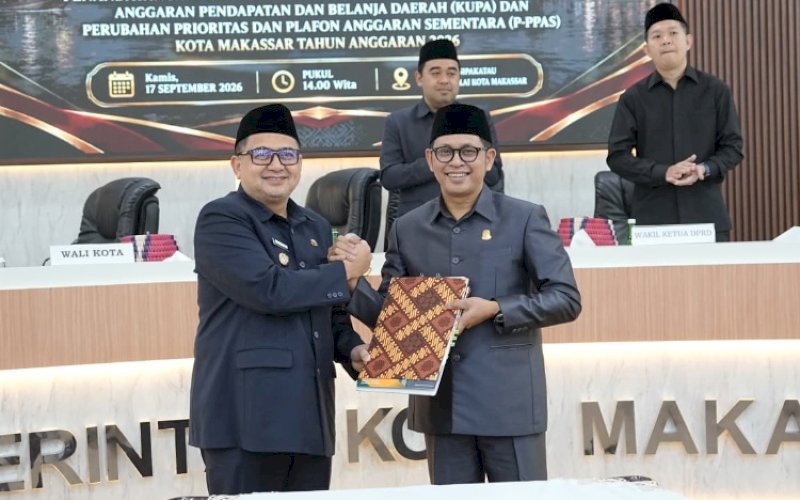 SERAH TERIMA. Wali Kota Makassar Munafri Arifuddin bersama Ketua DPRD Kota Makassar serah terima usai penandatanganan bersama kesepakatan perubahan KUA-PPAS Kota Makassar Tahun Anggaran 2026 di Aula Sipakatau, Kantor Balai Kota Makassar, Kamis (17/9/2026). foto: istimewa