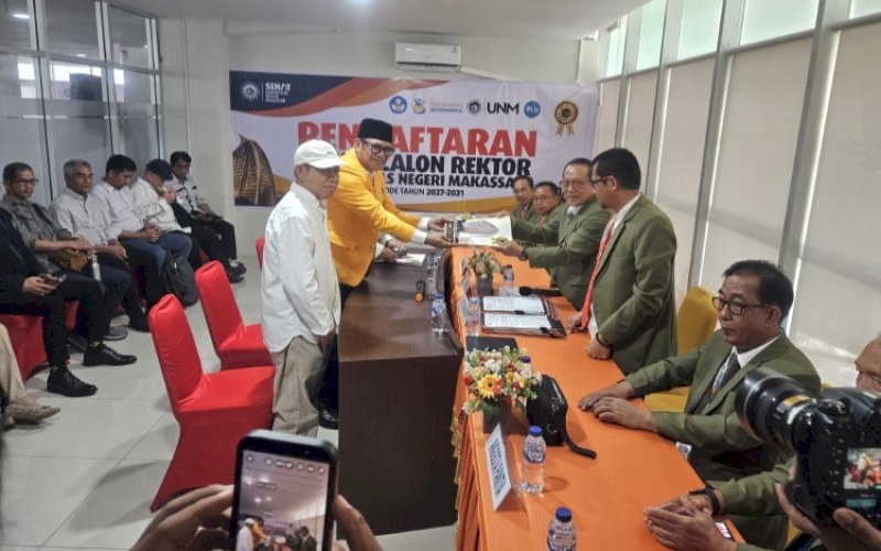 PENDAFTARAN. Arifin Manggau mendaftar sebagai bakal calon Rektor UNM periode 2027-2031 di Sektetariat Panitia Pilrek UNM di Menara Pinisi, Kota Makassar, Senin (21/9/2026). foto: doelbeckz/pluz.id