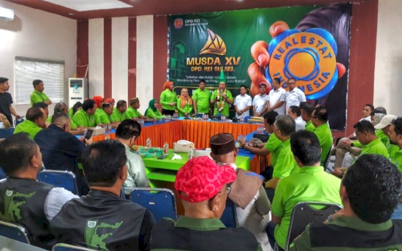 PENDAFTARAN. Badris Salam resmi mengembalikan formulir pendaftaran bakal calon Ketua DPD REI Sulsel periode 2026-2029 di Kantor DPD REI Sulsel, Jalan Nikel, Kota Makassar, Senin (28/9/2026) pagi. foto: istimewa