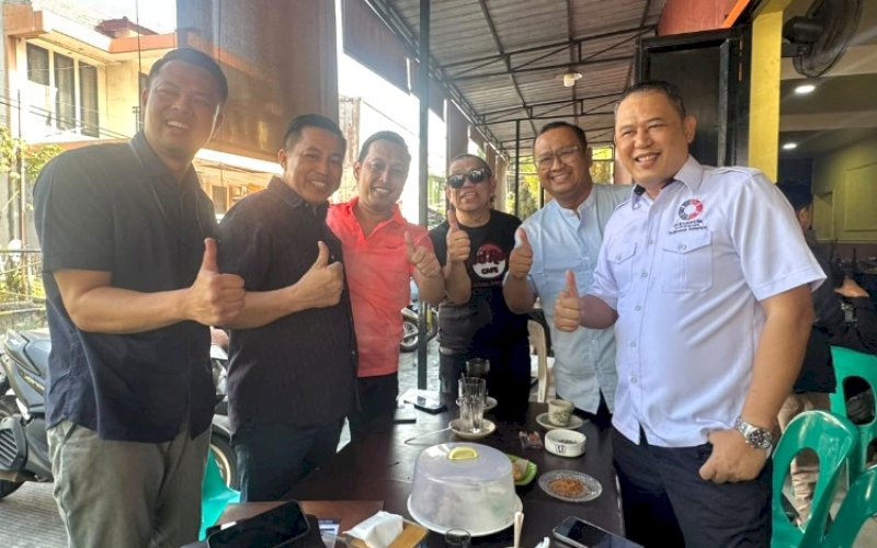 NGOPI BARENG. Calon Ketua DPD REI Sulsel Haji Badris Salam (kedua kiri) ngopi bareng Ketua lGapeksindo Sulsel Amirullah Nur Saenong, (kedua kiri) di Warkop Dg Anas, Jalan Faisal, Makassar, Jumat (25/9/2026) pagi. foto: istimewa