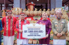 Pemprov Sulsel Serahkan Bantuan Keuangan Rp7 Miliar untuk Pertanian Tana Toraja