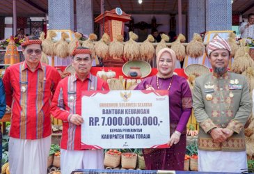 Pemprov Sulsel Serahkan Bantuan Keuangan Rp7 Miliar untuk Pertanian Tana Toraja