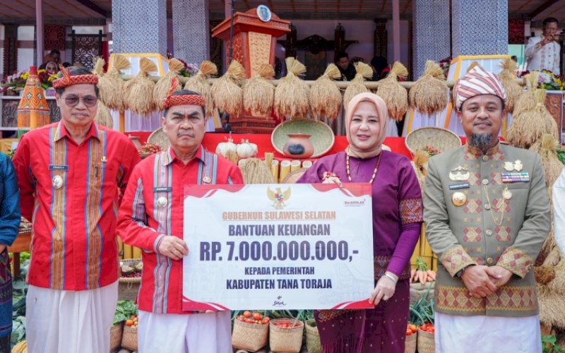 BANTUAN. Wakil Gubernur Sulsel Fatmawati Rusdi didampingi Gubernur Sulsel Andi Sudirman Sulaiman menyerahkan bantuan keuangan provinsi senilai Rp7 miliar kepada Pemkab Tana Toraja di Lapangan Masero, To&rsquo;bone, Kecamatan Makale, Kabupaten Tana Toraja, Senin (31/8/2026). foto: istimewa