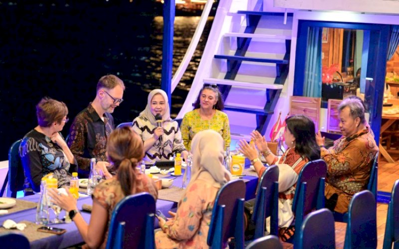 SAMBUTAN. Wakil Gubernur Sulsel Fatmawati Rusdi menerima kunjungan Duta Besar Swiss untuk Indonesia, Timor-Leste, dan ASEAN Konstantin Obolensky di atas Kapal Phinisi KLM Makessing, Pantai Losari, Kota Makassar, Rabu (23/9/2026). foto: istimewa