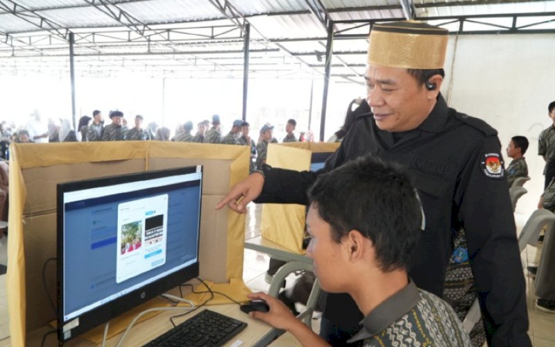 PEMANTAUAN. Ketua KPU Sulsel, Hasbullah, memantau Pemilihan Ketua OSIS (Pilketos) Serentak Tahun 2026 SMA/SMK Se-Sulsel dan Pelaksanaan Pilketos Tahun 2026 SMA Negeri 21 Makassar, Rabu (30/9/2026). foto: istimewa