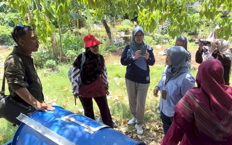 KUNJUNGAN. Dosen Universiti Teknologi MARA (UiTM) Malaysia, Maizatul, dan tim melihat langsung proses pengelolaan sampah organik dan kegiatan urban farming Kelompok Wanita Tani (KWT) Asal Mula, RW 05, Kelurahan Tamalanrea Indah, Kota Makassar, Selasa (22/9/2026). foto: istimewa