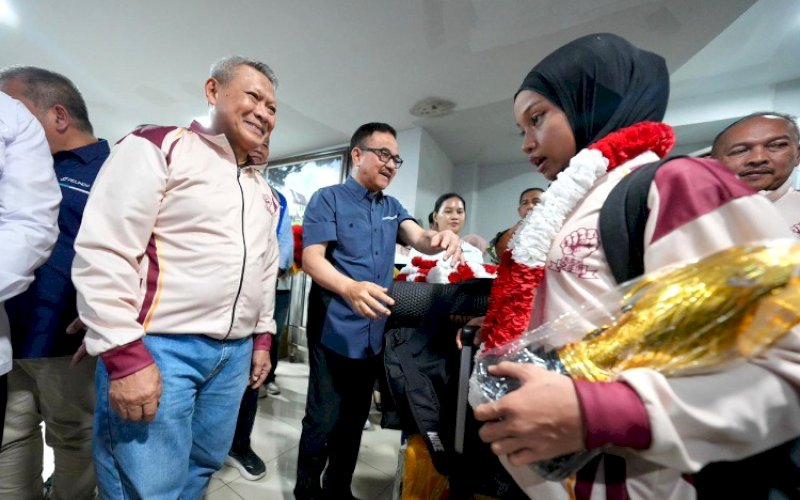 SAMBUTAN. Sekda Provinsi Sulsel Jufri Rahman bersama Kajati Sulsel Muhammad Syarifuddin dan Wakajati Sulsel Prihatin menyambut kepulangan kontingen Pengda Karate-Do Gojukai Indonesia Sulsel di Pelabuhan Soekarno-Hatta Makassar, Selasa (1/9/2026) malam. foto: istimewa