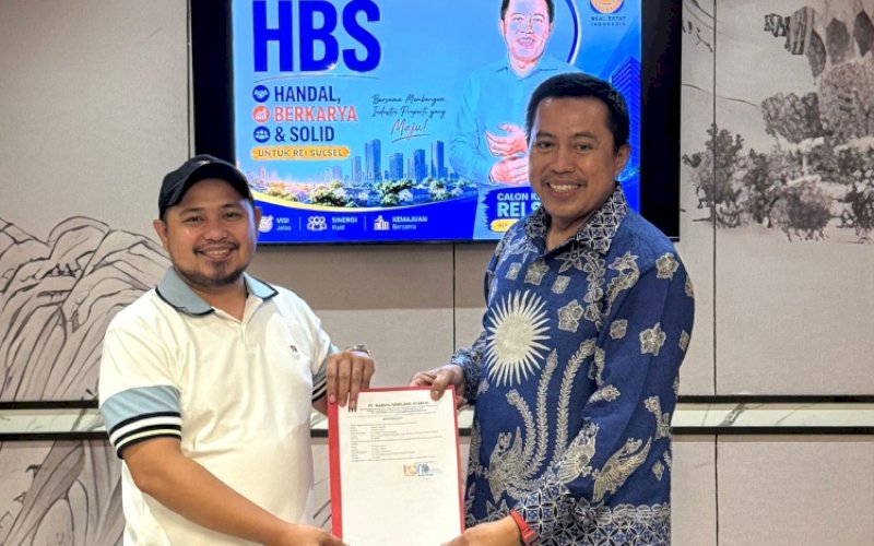 DUKUNGAN. Ketua Hipmi Properti Sulsel sekaligus Pemilik Marsya Properti, Muhlis Supriyad, menyerahkan dukungan kepada Badris Salam sebagai bakal calon DPD REI Sulsel periode 2026-2029. foto: istimewa