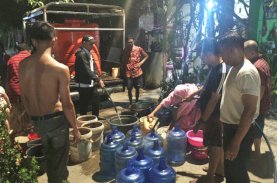 Kemarau Panjang, PDAM Makassar Salurkan Air Bersih Gratis ke Lorong-lorong Warga