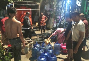 Kemarau Panjang, PDAM Makassar Salurkan Air Bersih Gratis ke Lorong-lorong Warga