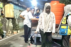 PDAM Makassar Sisir Lorong hingga Malam, Salurkan Bantuan Air Bersih Gratis