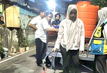 PDAM Makassar Sisir Lorong hingga Malam, Salurkan Bantuan Air Bersih Gratis