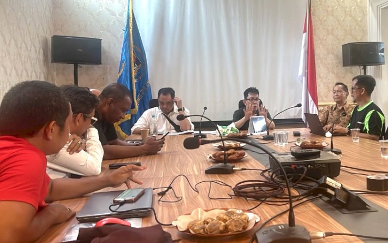 RAPAT. Ketua PWI Sulsel Suwardi Thahir bersama Ketua Panitia Porwanas PWI Sulsel Ramah Praeska meminpi Rapat Koordinasi (Rakor) Persiapan Pekan Olahraga Wartawan Nasional (Porwanas) XV Lampung 2027 di Kantor PWI Sulsel, Jumat (18/9/2026). foto: istimewa