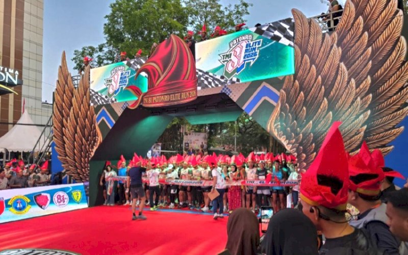 PELEPASAN. Pangdam&nbsp;XIV&nbsp;Hasanuddin, Mayjen&nbsp;TNI&nbsp;Bangun&nbsp;Nawoko, saat melepas peserta Patonro Elite Run 2026 di panggung Jl Jenderal Sudirman, Kota Makassar, Minggu (20/9/2026) pagi. foto: istimewa