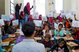 Pelindo Marine Ajak Anak-anak Kenjeran Surabaya Belajar Jaga Lingkungan dan Mengenal Kapal Tunda