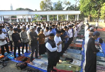 Andi Sudirman Sulaiman Bersama Ribuan Warga Salat Istiska, Panjatkan Doa Agar Hujan Turun