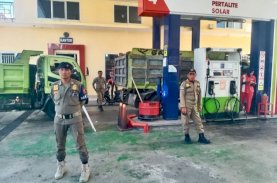 Satpol PP Bulukumba Jaga Ketertiban Antrean SPBU