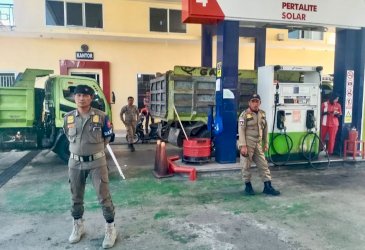 Satpol PP Bulukumba Jaga Ketertiban Antrean SPBU