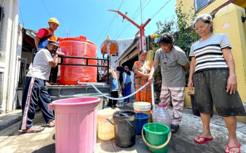 AIR BERSIH. Warga Kelurahan Karuwisi Utara, Kecamatan Panakkukang, Kota Makassar menikmati suplai air bersih dari Perumda Air Minum (PDAM) Kota Makassar. foto: istimewa