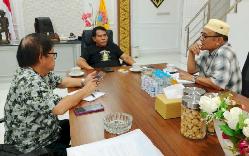 PERTEMUAN. Ketua Dewan Kehormatan PWI Sulsel M Dahlan Abubakar (kanan) bersama Bendahara PWI Sulsel James Wehantouw menemui Gubernur Kaltara Zainal Arifin Paliwang di Rumah Jabatan Gubernur Kaltara, Tanjung Selor, Kamis (10/9/2026) malam. foto: istimewa