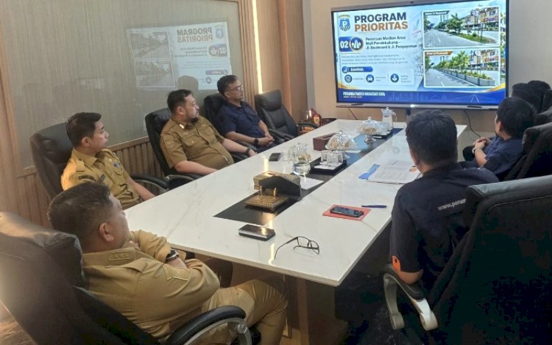 PRESENTASE. Direktur Utama Perumda Parkir Makassar Raya Adi Rasyid Ali (ARA) mempresentasekan penataan perparkiran saat bertemu Wali Kota Makassar.Munafri Arifuddin di Kantor Balai Kota Makassar, Senin (19/10/2026). foto: istimewa
