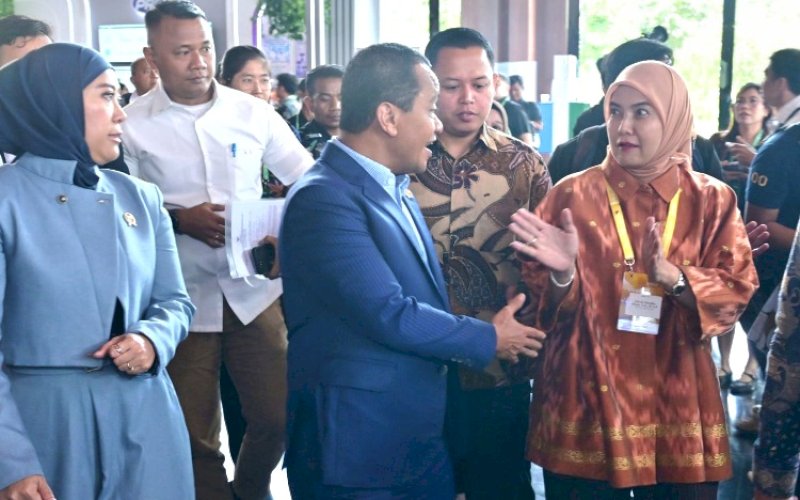 SALAMAN. Wakil Wali Kota Makassar Aliyah Mustika Ilham menyalami Koordinator Bidang Hilirisasi dan Investasi sekaligus Menteri Energi dan Sumber Daya Mineral Bahlil Lahadalia didampingi Menteri Komunikasi dan Digital Meutya Hafid, saat menghadiri pembukaan Bali Tech Week (BTW) 2026 di Bali Beach Convention Center, Sanur, Denpasar, Bali, Senin (19/10/2026). foto: istimewa