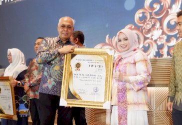Andi Aslinda Terima Penghargaan PWI Sulsel Award 2026 Atas Konsistensi Dorong Pembelajaran Transformatif