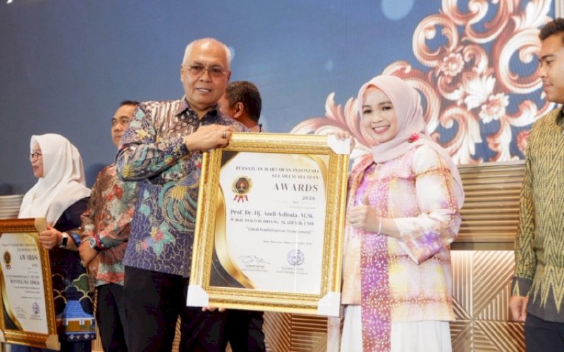 PENGHARGAAN. Ketua Umum PWI Pusat Akhmad Munir menyerahkan PWI Sulsel Award 2026 kepada Wakil Rektor Bidang Akademik UNM Andi Aslinda di Hotel Grand Claro Makassar, Sabtu (17/10/2026). foto: istimewa