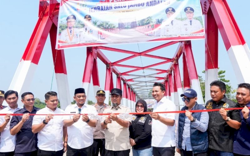 PERESMIAN. Gubernur Sulsel, Andi Sudirman Sulaiman, meresmikan Jembatan Salujambu Andalan di Kecamatan Lamasi, Kabupaten Luwu, Kamis (29/10/2026). foto: istimewa