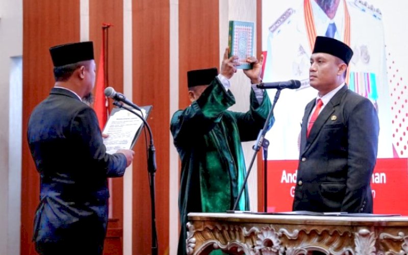 PELANTIKAN. Gubernur Sulsel, Andi Sudirman Sulaiman, resmi melantik dan mengambil sumpah jabatan Andi Winarno Eka Putra sebagai Penjabat (Pj) Sekda Provinsi Sulsel di Aula Asta Cita Rumah Jabatan Gubernur Sulsel, Senin (5/10/2026). foto: istimewa