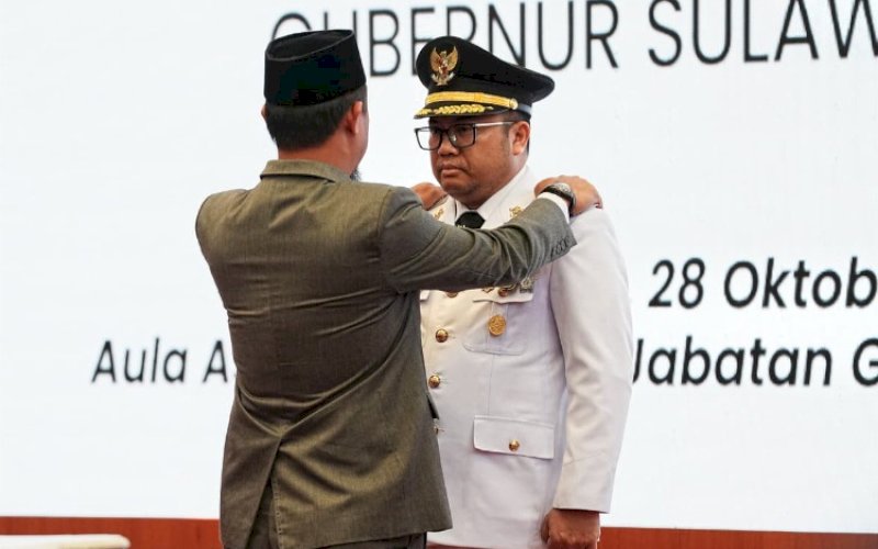 PELANTIKAN. Gubernur Sulsel Andi Sudirman Sulaiman resmi melantik Darmawangsyah Muin sebagai Bupati Gowa untuk sisa masa jabatan 2025-2030 di Aula Asta Cita Rumah Jabatan Gubernur Sulsel, Rabu (28/10/2026). foto: istimewa