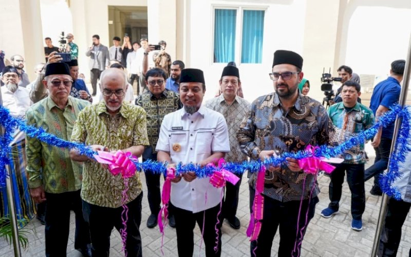 PERESMIAN. Gubernur Sulsel, Andi Sudirman Sulaiman, meresmikan Markaz Huffadz Al Qur&rsquo;an dan Rumah Tahfidz Al Qur&rsquo;an Putri Unismuh Makassar, Selasa (29/9/2026). fofo: istimewa