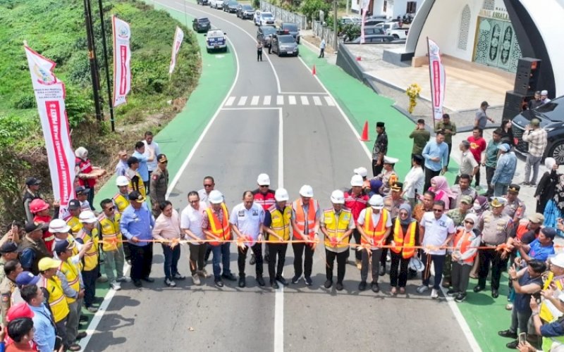PERESMIAN. Gubernur Sulsel, Andi Sudirman Sulaiman, meresmikan ruas jalan Paleteang-Malimpung-Kabere yang menghubungkan Kabupaten Pinrang hingga perbatasan Kabupaten Enrekang, Jumat (30/10/2026). foto: istimewa