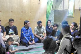 Andi Sudirman Sulaiman Beri Santunan dan Biaya Pendidikan Anak Petugas Karhutla yang Gugur di Torut
