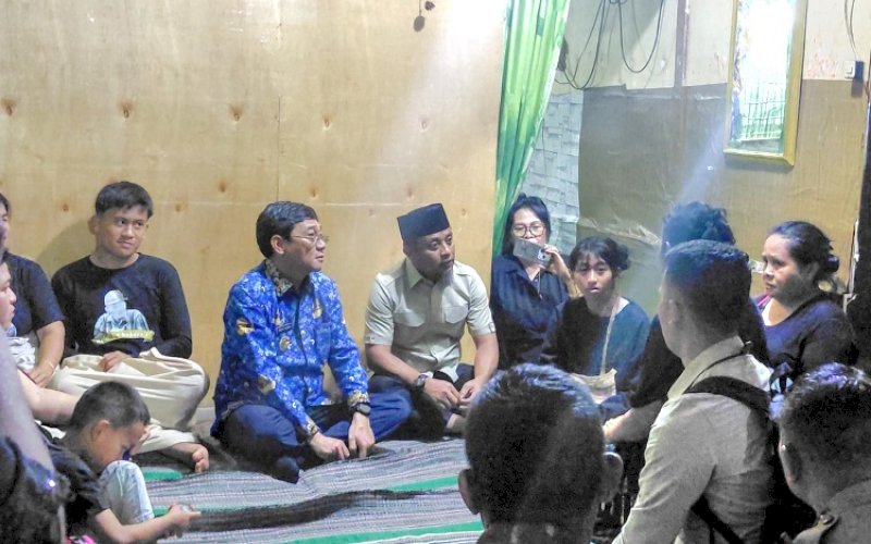 MELAYAT. Gubernur Sulsel, Andi Sudirman Sulaiman, melayat ke rumah duka Padayya Mangampang (45), petugas pemadam Kebakaran Hutan dan Lahan (Karhutla) yang meninggal dunia saat menjalankan tugas di Lembang Nanna&rsquo;, Kecamatan Nanggala, Kabupaten Toraja Utara, Rabu (28/10/2026) malam. foto: istimewa