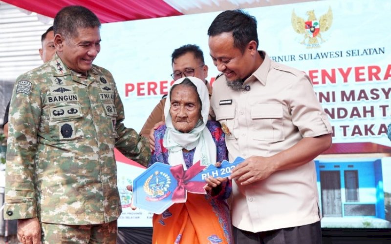 PENYERAHAN. Gubernur Sulsel, Andi Sudirman Sulaiman, menyerahkan bantuan pembangunan rumah layak huni bagi masyarakat berpenghasilan rendah di Kecamatan Laikang, Kabupaten Takalar, Selasa (13/10/2026). foto: istimewa