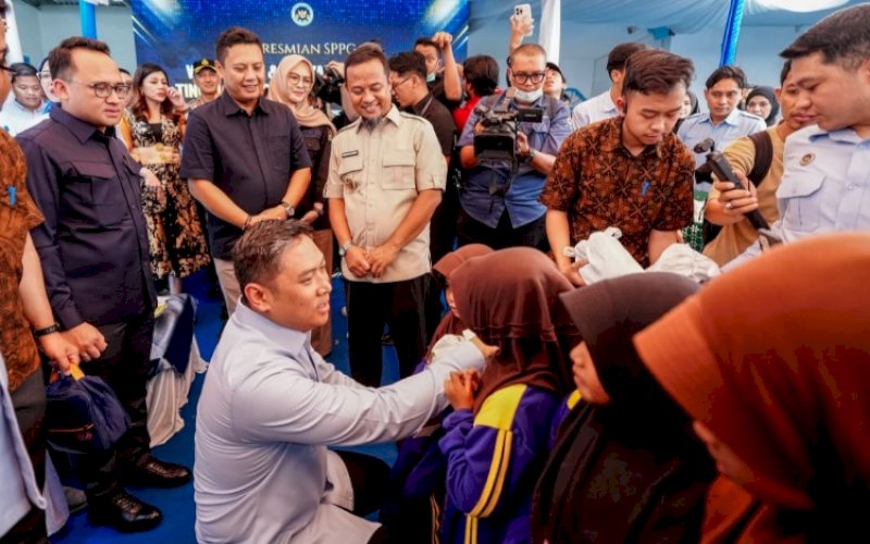 PERESMIAN. Gubernur Sulsel Andi Sudirman Sulaiman mendampingi Kepala BGN Sudaryono meresmikan SPPG untuk wilayah Tertinggal, Terdepan, dan Terluar (3T) serta daerah dengan prevalensi stunting tinggi dan sangat tinggi di Desa Timbuseng, Kecamatan Polongbangkeng Timur, Kabupaten Takalar, Jumat (2/10/2026). foto: istimewa
