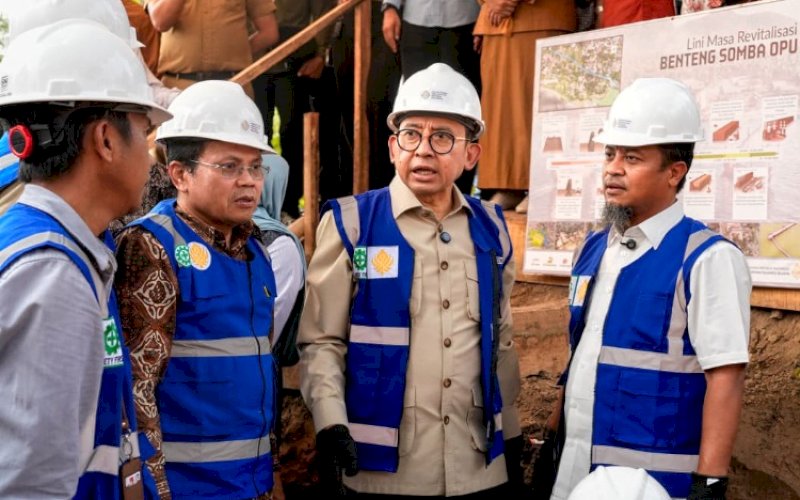 REVITALISASI. Gubernur Sulsel Andi Sudirman Sulaiman mendampingi Menteri Kebudayaan RI Fadli Zon dalam peletakan batu pertama revitalisasi Benteng Somba Opu, Kabupaten Gowa, Sulsel, Selasa (27/10/2026). foto: istimewa
