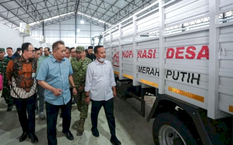 PENINJAUAN. Gubernur Sulsel Andi Sudirman Sulaiman bersama Menteri Koperasi RI Ferry Juliantono meninjau Koperasi Desa/Kelurahan Merah Putih (KDKMP) Desa Sorowako, Kabupaten Luwu Timur, Sabtu (10/10/2026). foto: istimewa