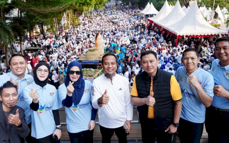 Andi Sudirman Sulaiman (tengah). foto: istimewa